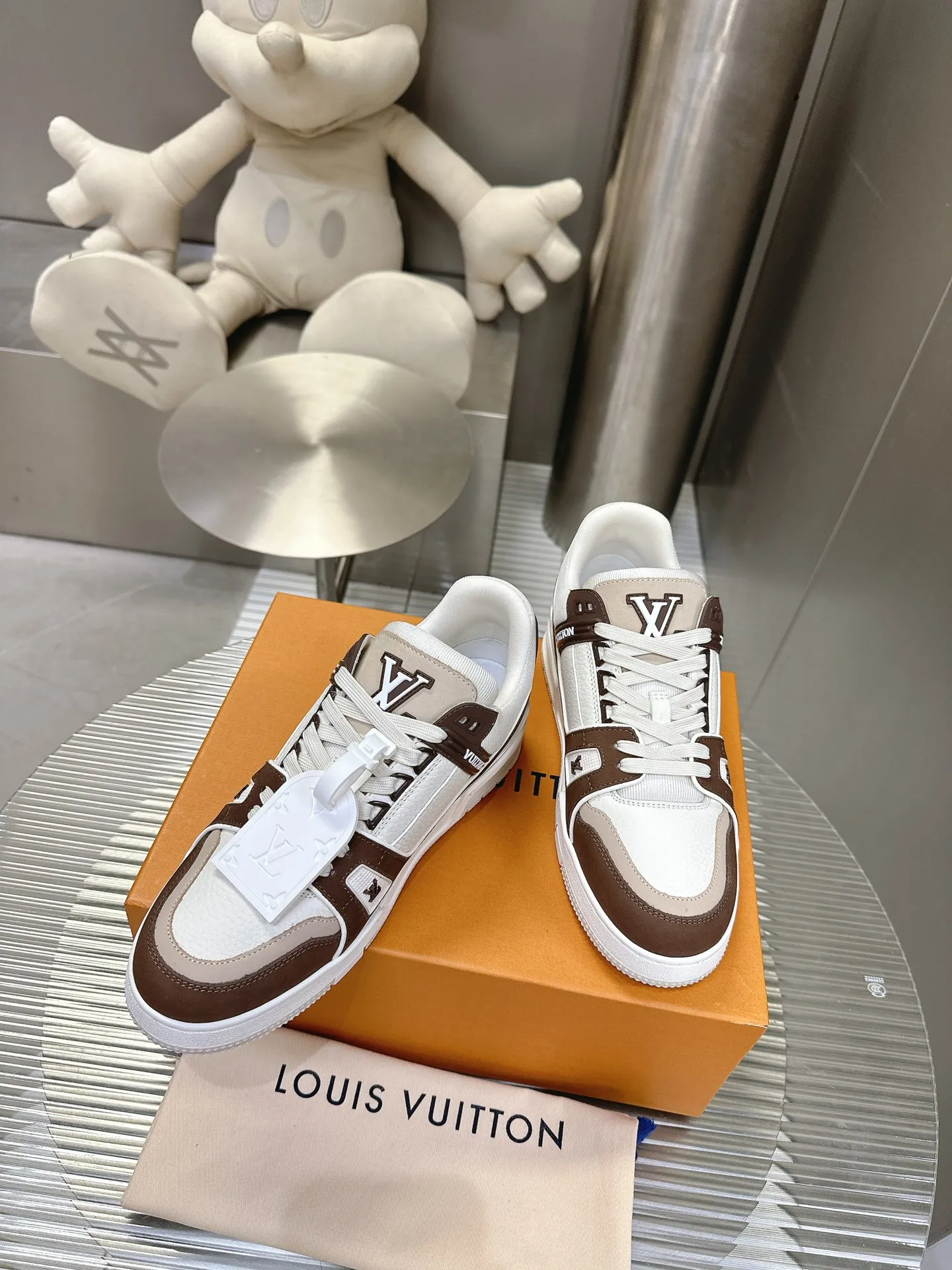👟👟Ex-factory price 840👟👟The highest version on the Internet⚠️Feel free to compare! 2021🔥New model, purchase quality LV~Louis Vuitton by Virgin Abloh’s best-looking sneakers, Donkey Brand strongly recommends new products, official website limited edition retro basketball sneakers! Both high and low tops cost money to purchase 1:1 accurate replicas of the originals. The details are invincible, full of sincerity, imported custom-made original cowhide, the original package method is the same, the details are 100% restored, and the private model customized the original one-piece T👟👟factory price U outsole, which is different from other brands. Without the original version, this effect cannot be achieved! 35-45 (46 is custom-made and non-refundable) Some colors are available in women’s styles